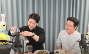 덱스가 라벨 가리고 맥주 따르는 장면