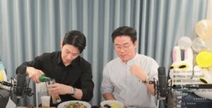 덱스가 소주 따르는 장면